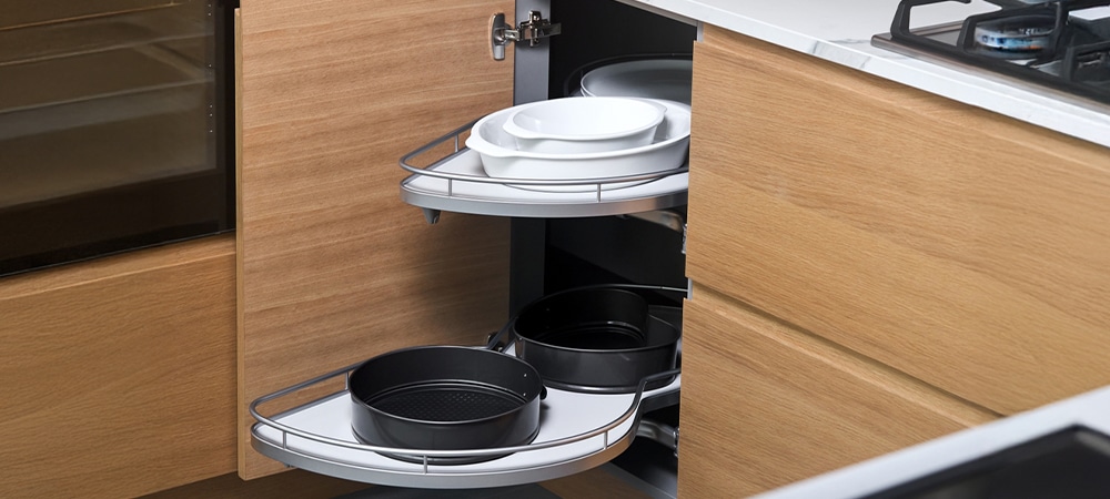 Corner cabinet with built-in lazy Susan system to improve accessibility