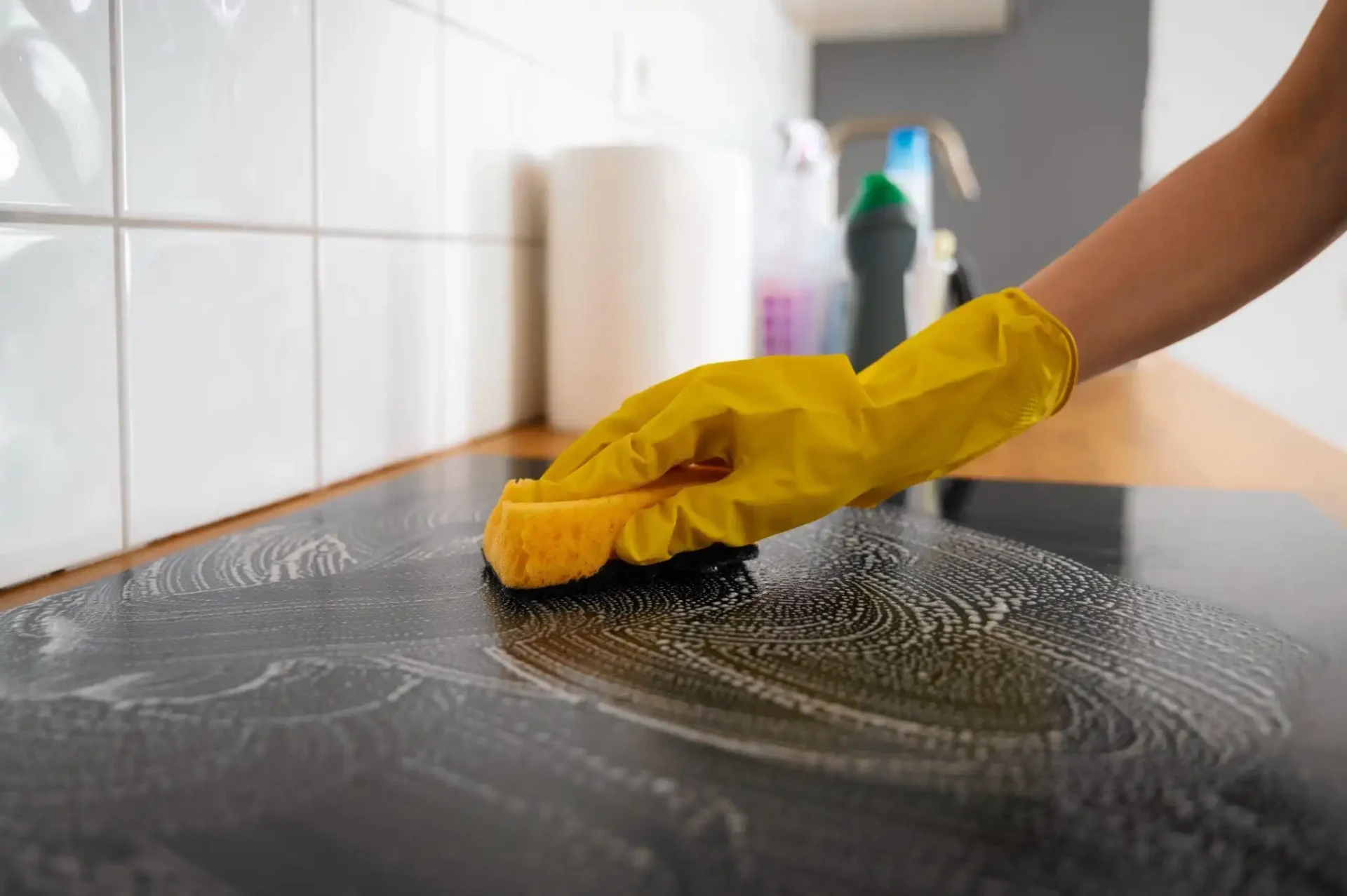 Cleaning-of-Quartz-Countertops-in-Kitchen